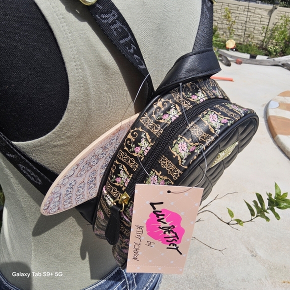 BETSEY JOHNSON BLACK LUV BETSEY KITSCH BACKPACK w/WINGS - Picture 4 of 6